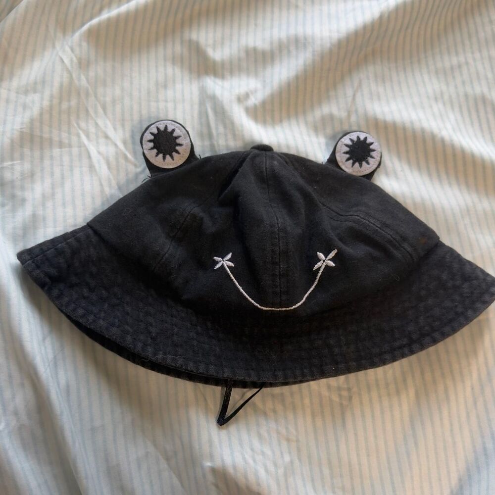 Black bucket hat with cute frog design #kawaii #festival